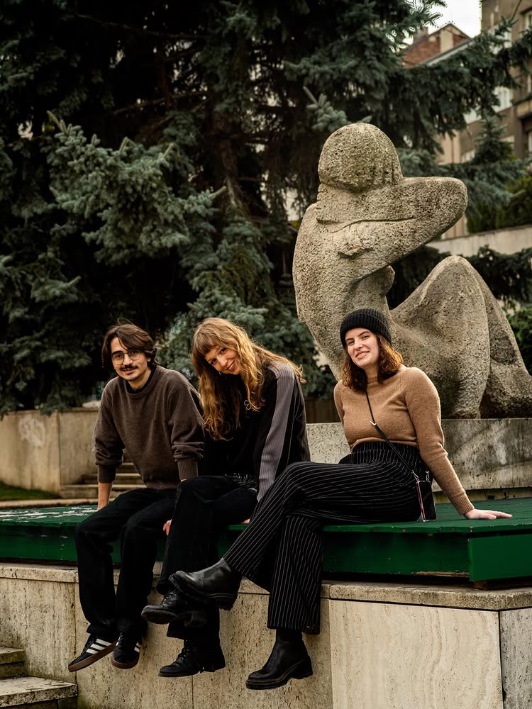 Lidé sedící venku jako lifestyle vizuál značky Nabyt